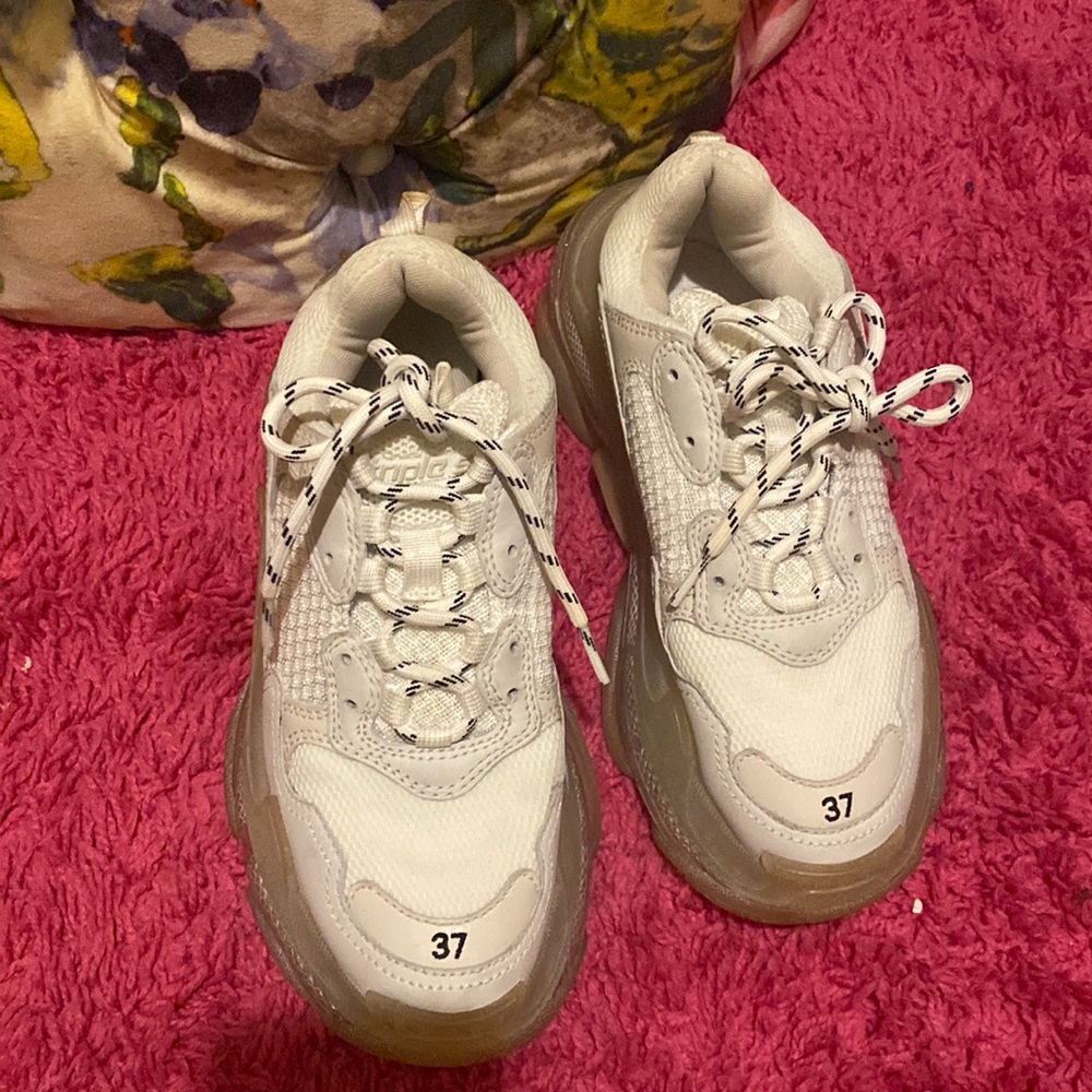 Authentic White balengica gym shoes size 37 (7)